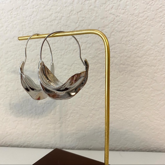 Emily Ratajkowski Inspired Wavy Hoop Earrings - Picture 4 of 10